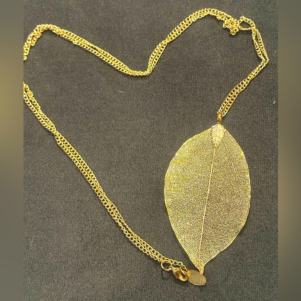 Gold Leaf Pendant Necklace with Intricate Vein Details